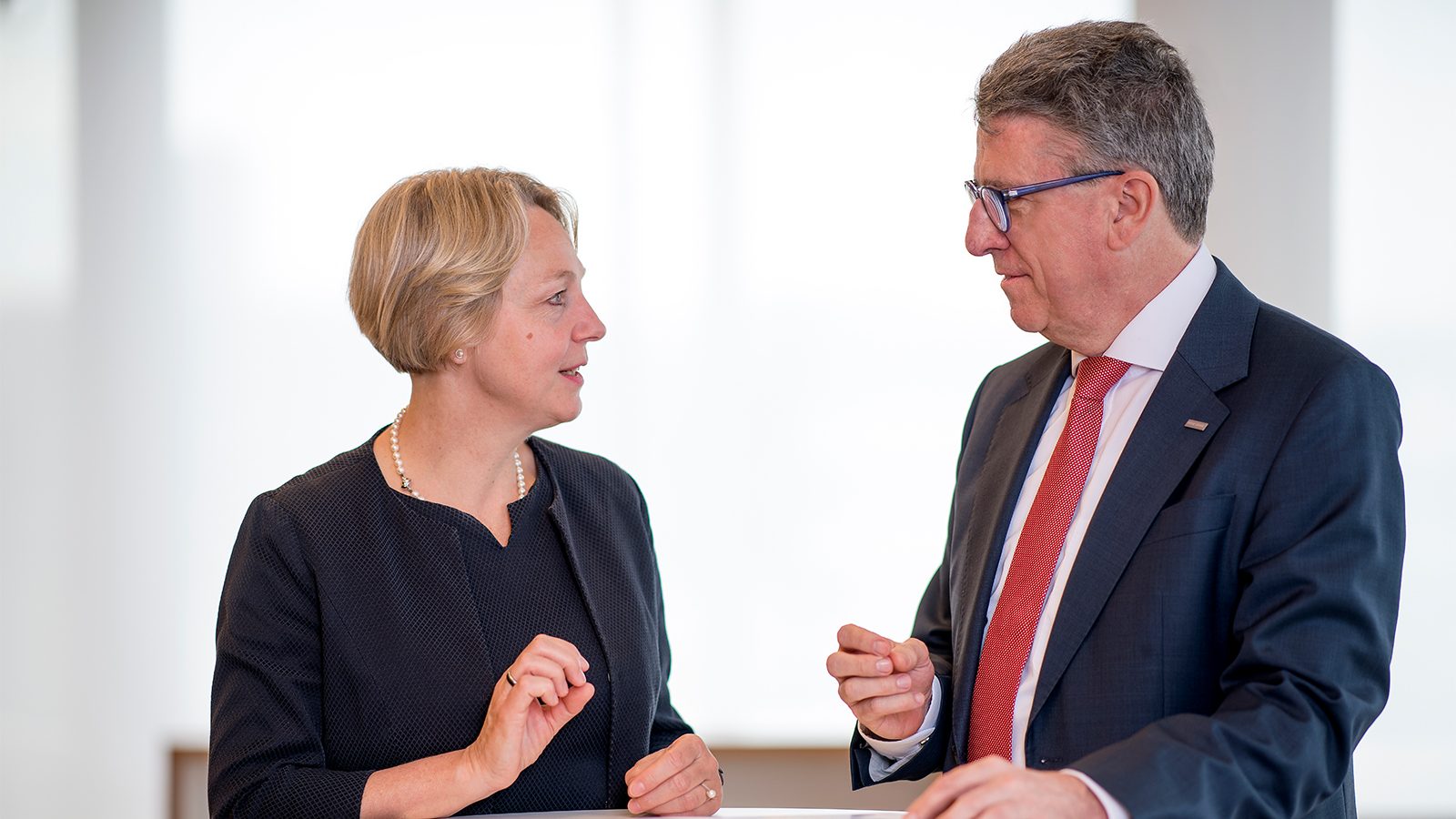 Sylvia Wolf-Britsch, Personal-Entwicklerin, und Thomas Ullrich, Personalvorstand Sylvia Wolf-Britsch, Personal-Entwicklerin, und Thomas Ullrich, Personalvorstand