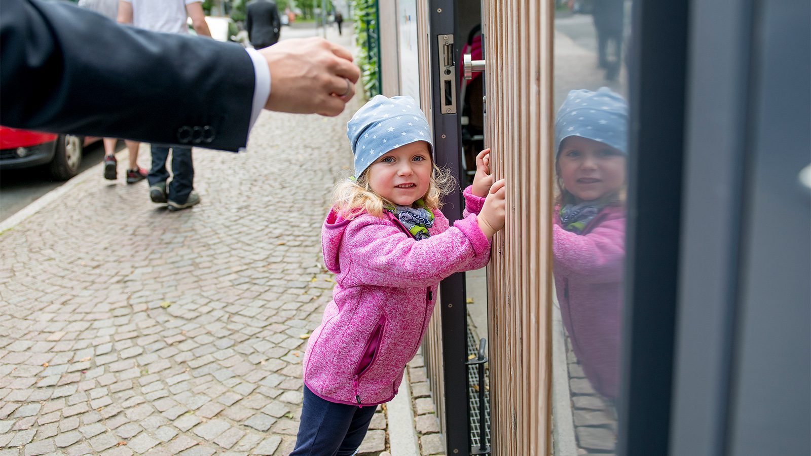 Kind an der Tür zur KiTa